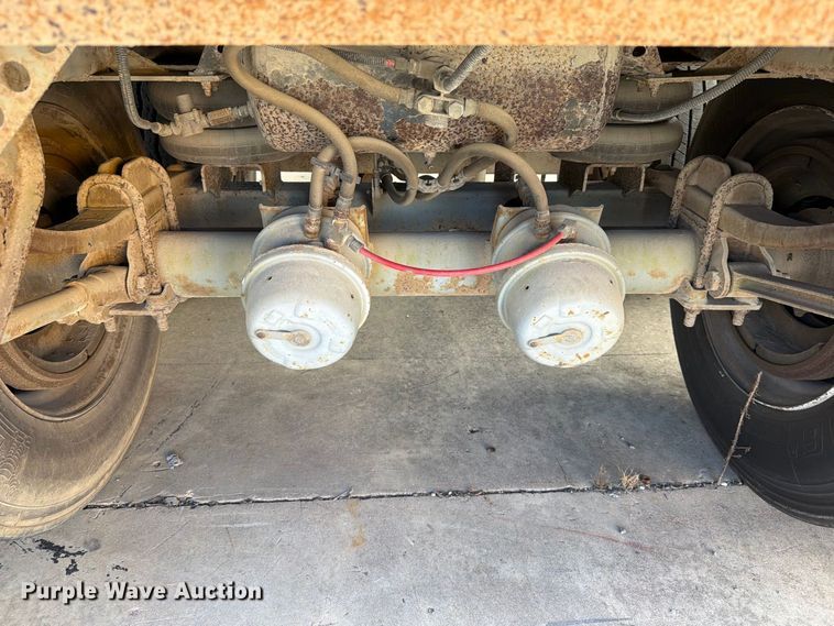 image for item YA4439 2001 Hyundai Translead dry van trailer