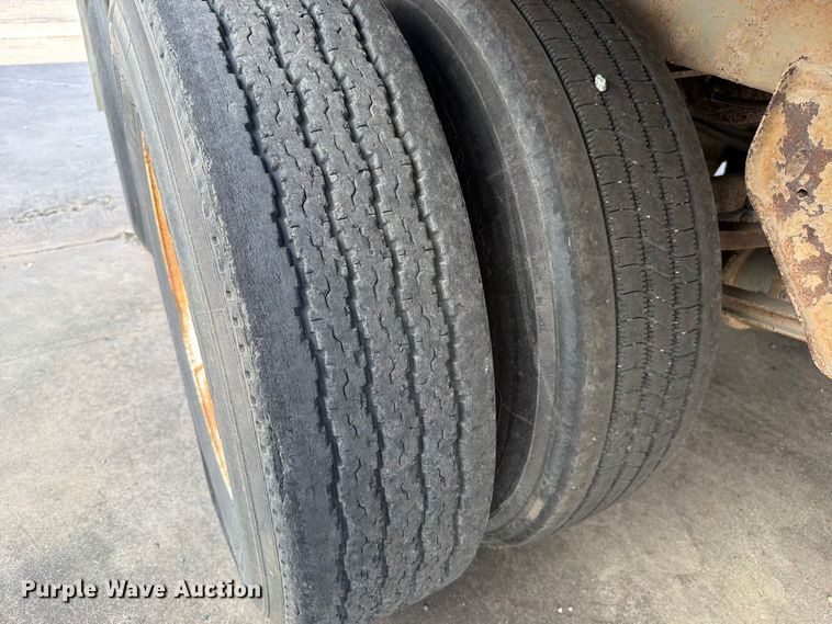 image for item YA4439 2001 Hyundai Translead dry van trailer