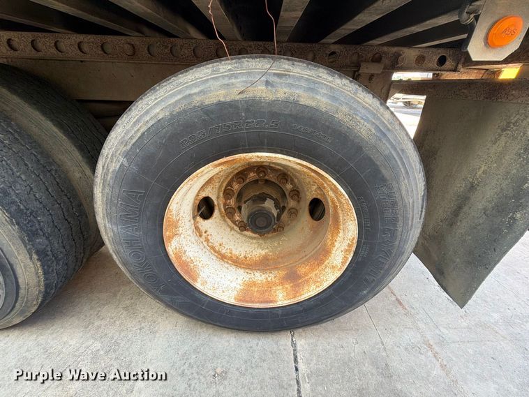 image for item YA4439 2001 Hyundai Translead dry van trailer