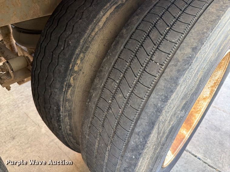 image for item YA4439 2001 Hyundai Translead dry van trailer