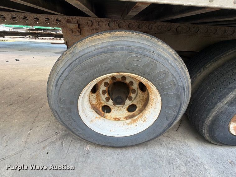 image for item YA4439 2001 Hyundai Translead dry van trailer