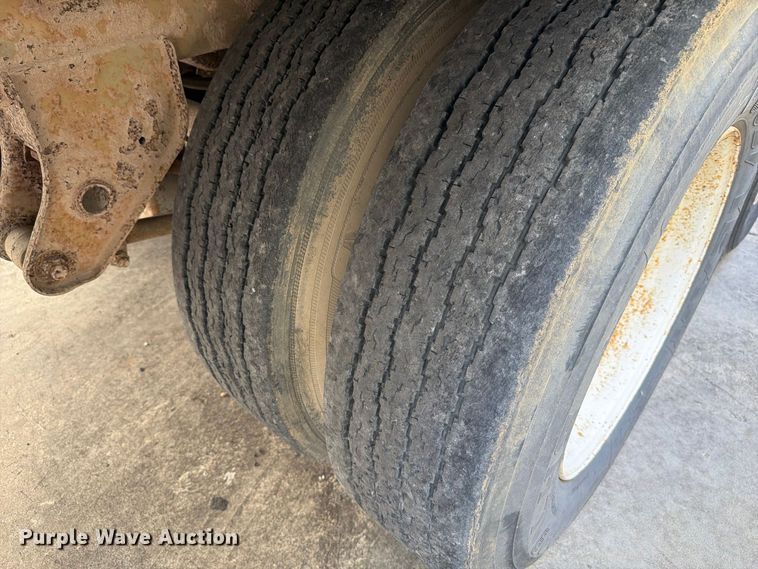 image for item YA4439 2001 Hyundai Translead dry van trailer