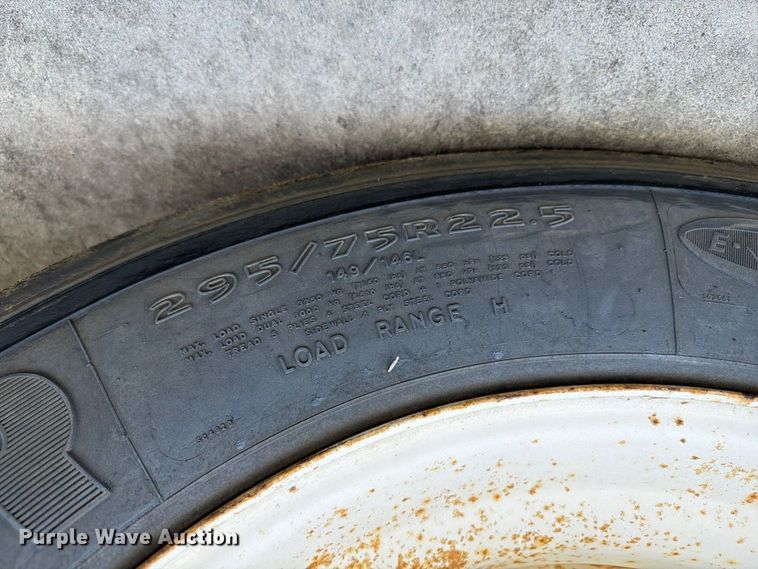 image for item YA4439 2001 Hyundai Translead dry van trailer