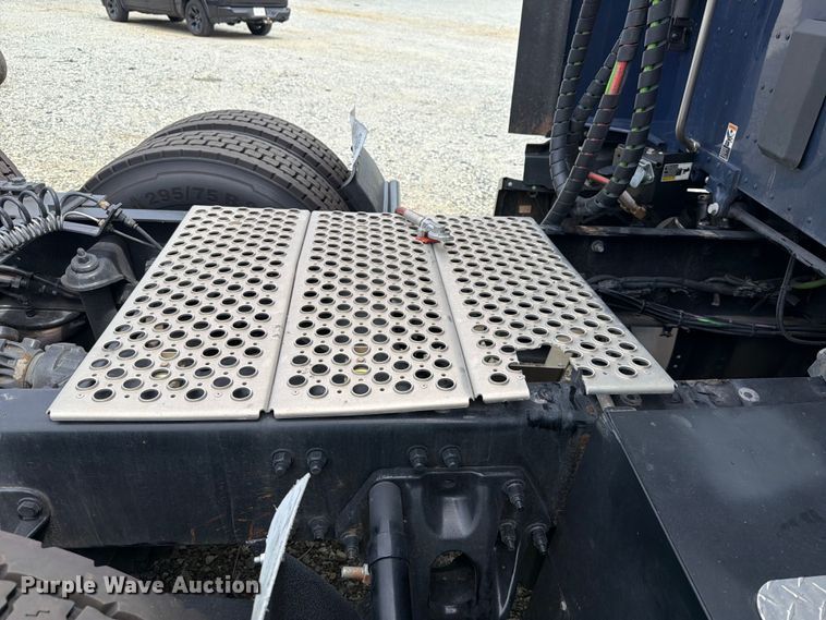 image for item YA4485 2027 Kenworth T680 semi truck