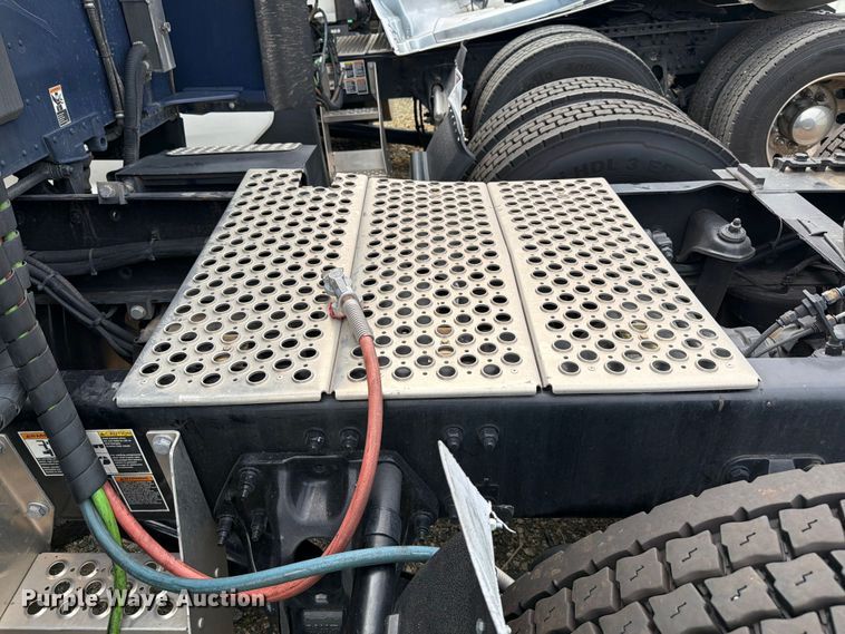 image for item YA4485 2027 Kenworth T680 semi truck