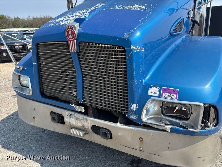 image for item YA4533 2004 Kenworth T300 flatbed truck