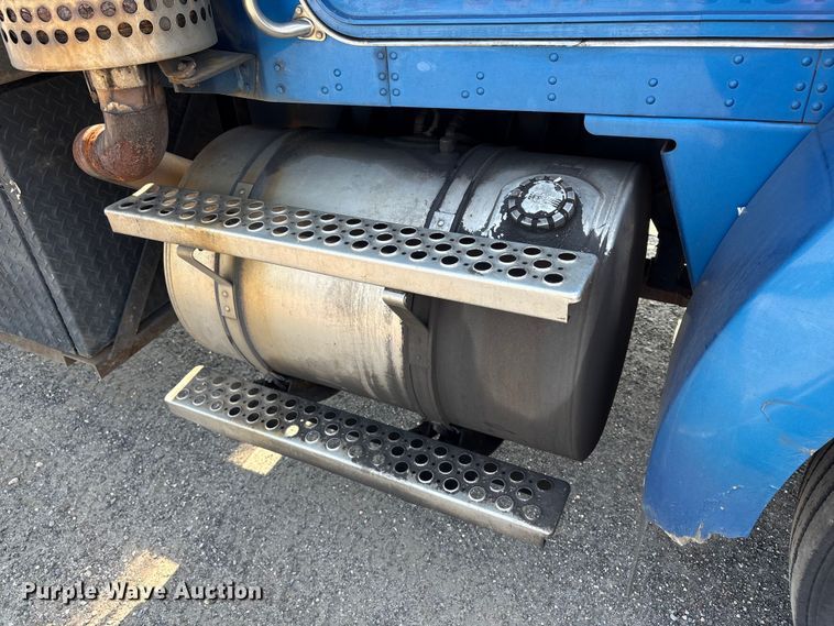 image for item YA4533 2004 Kenworth T300 flatbed truck
