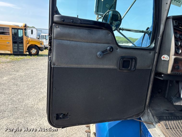 image for item YA4533 2004 Kenworth T300 flatbed truck