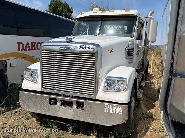 2017 Freightliner SD122 semi truck