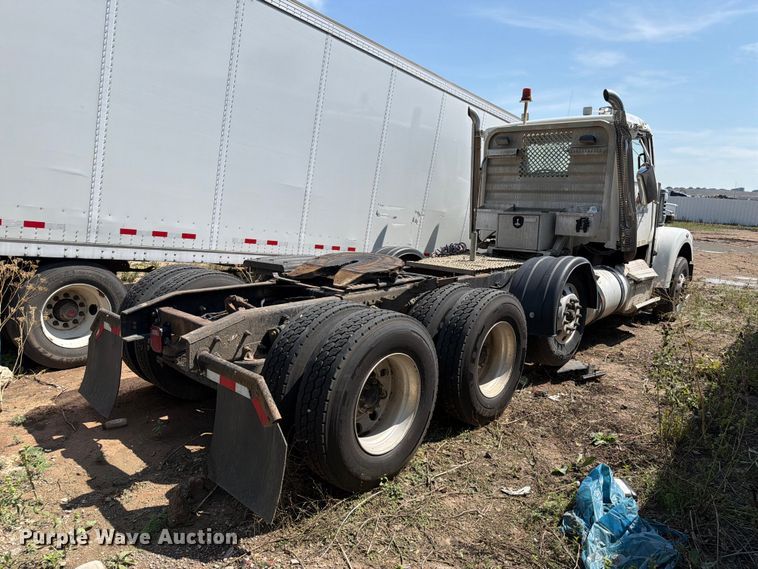 image for item YA4549 2017 Freightliner SD122 semi truck