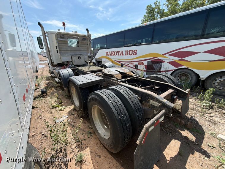 image for item YA4549 2017 Freightliner SD122 semi truck