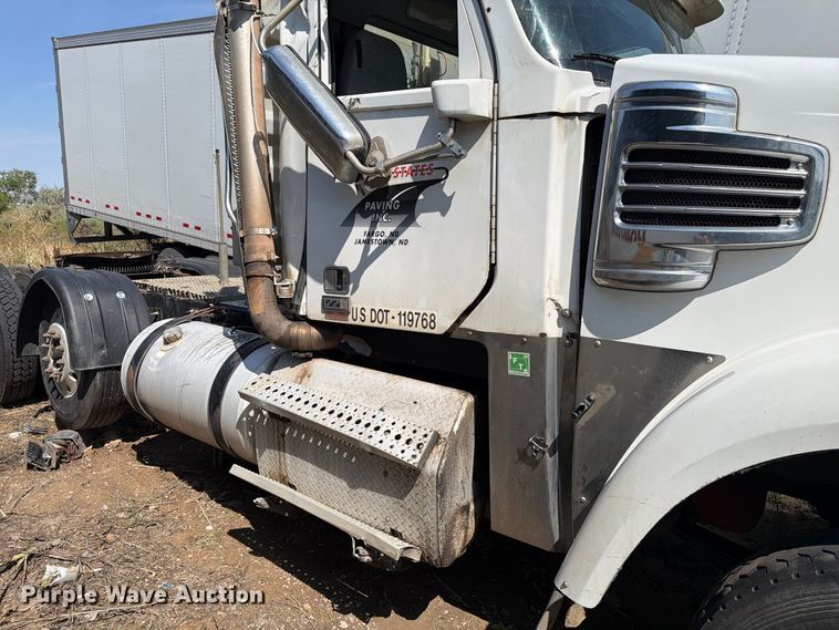 image for item YA4549 2017 Freightliner SD122 semi truck