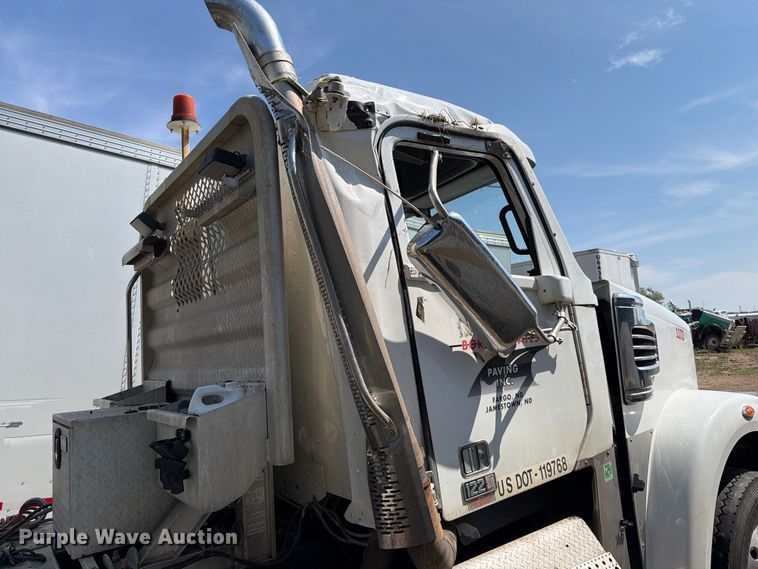 image for item YA4549 2017 Freightliner SD122 semi truck