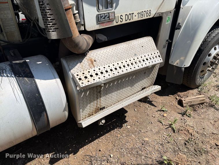 image for item YA4549 2017 Freightliner SD122 semi truck
