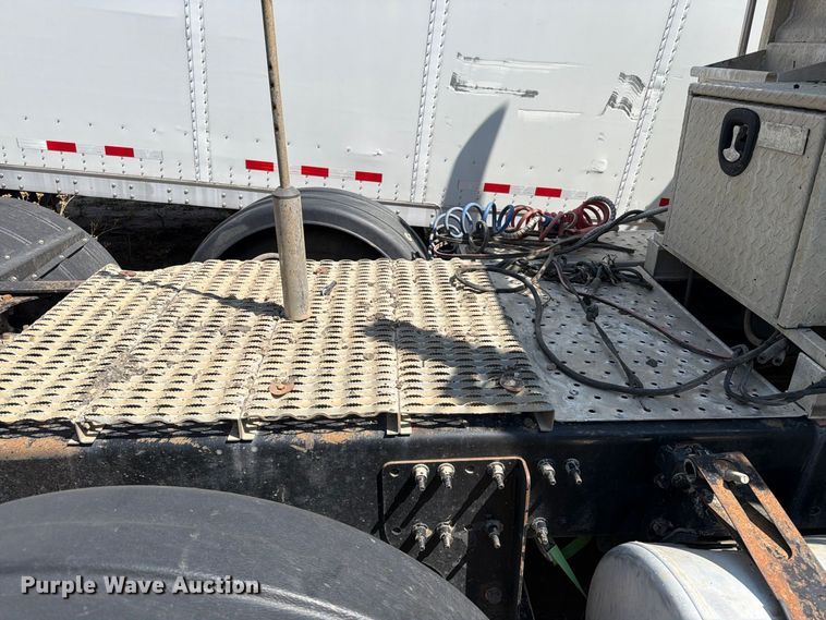 image for item YA4549 2017 Freightliner SD122 semi truck