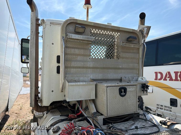 image for item YA4549 2017 Freightliner SD122 semi truck
