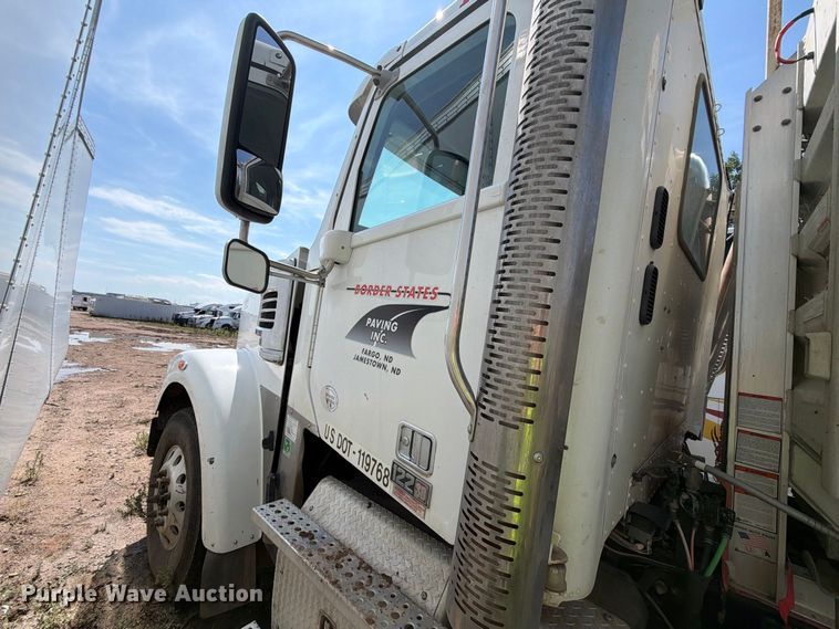 image for item YA4549 2017 Freightliner SD122 semi truck