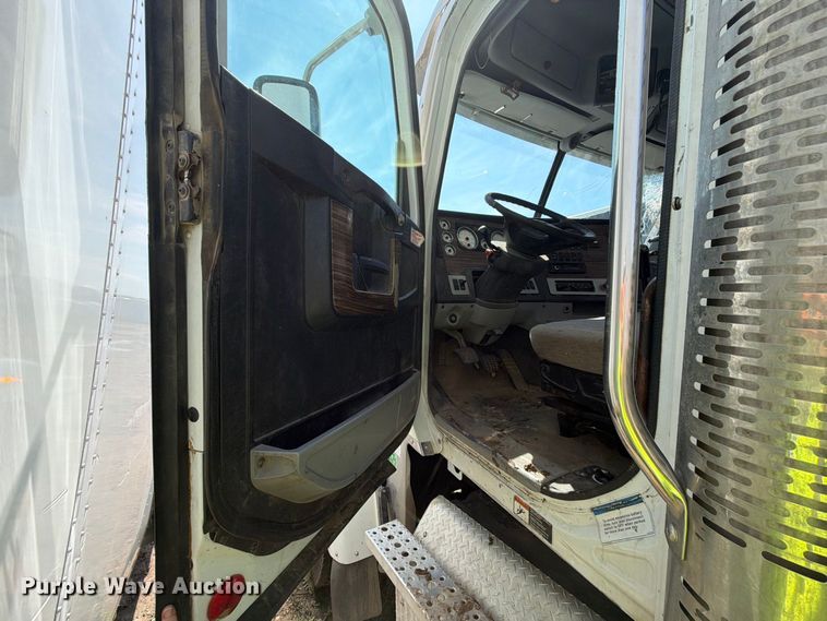 image for item YA4549 2017 Freightliner SD122 semi truck