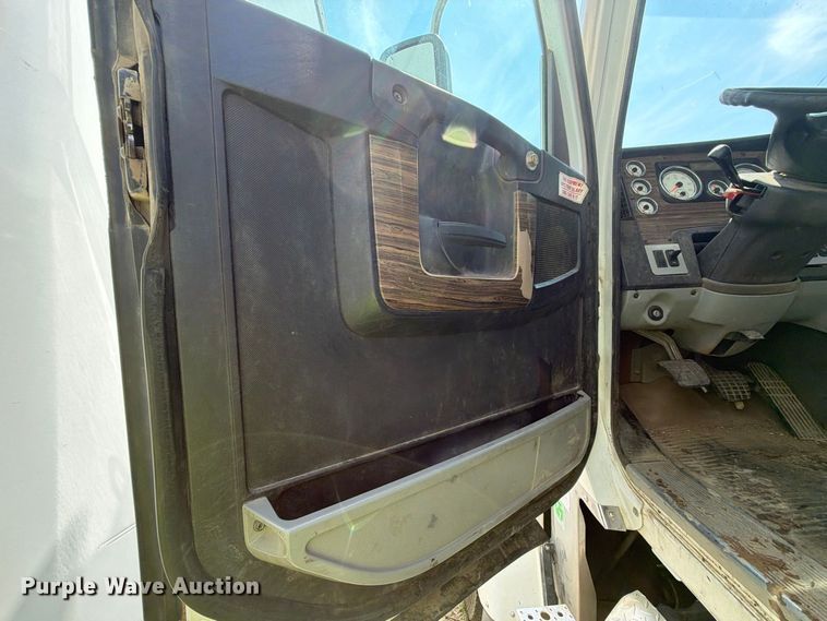 image for item YA4549 2017 Freightliner SD122 semi truck