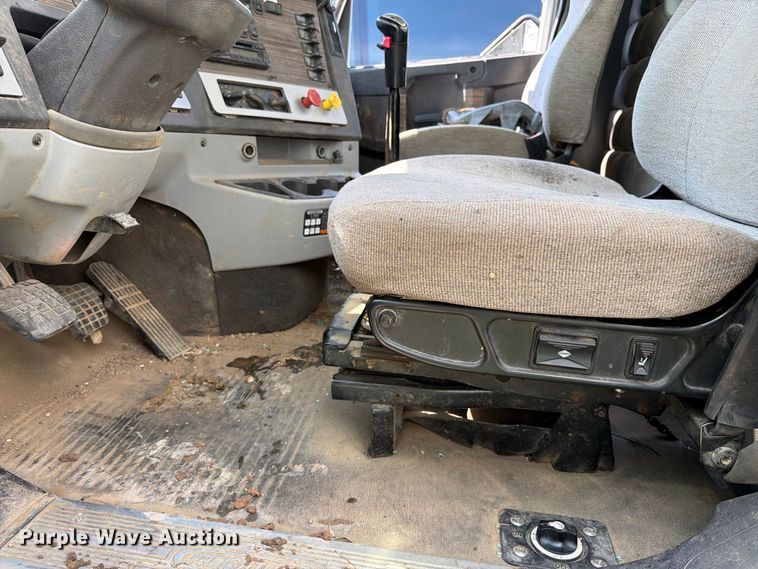 image for item YA4549 2017 Freightliner SD122 semi truck
