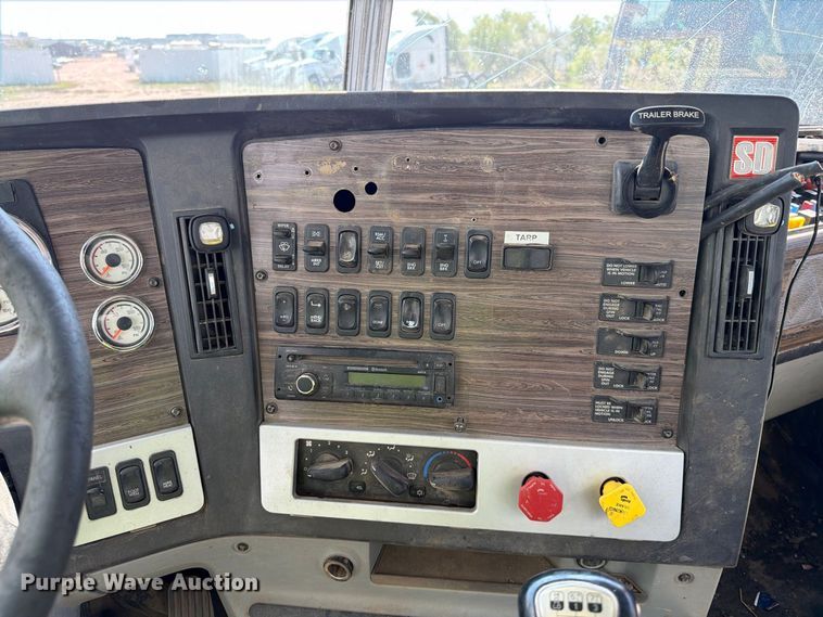 image for item YA4549 2017 Freightliner SD122 semi truck