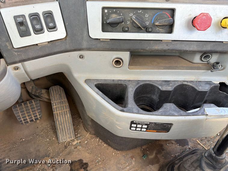 image for item YA4549 2017 Freightliner SD122 semi truck
