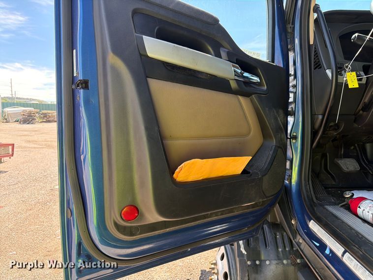 image for item YA4574 2023 Kenworth T680 semi truck