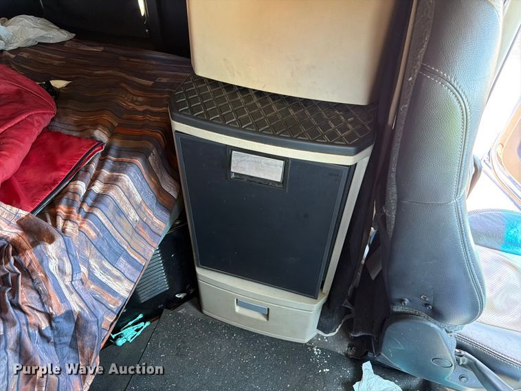 image for item YA4574 2023 Kenworth T680 semi truck