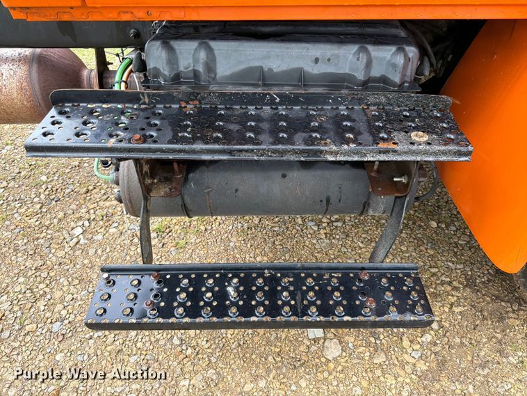 image for item DQ7955 2012 International 4300 truck cab and chassis