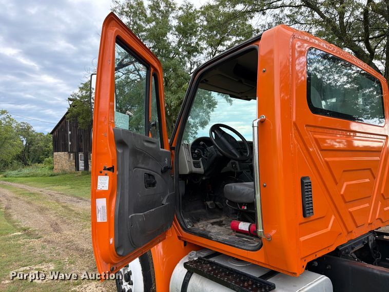 image for item DQ7955 2012 International 4300 truck cab and chassis