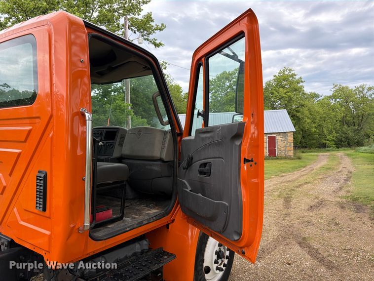 image for item DQ7955 2012 International 4300 truck cab and chassis