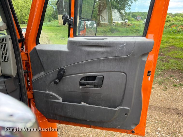 image for item DQ7955 2012 International 4300 truck cab and chassis