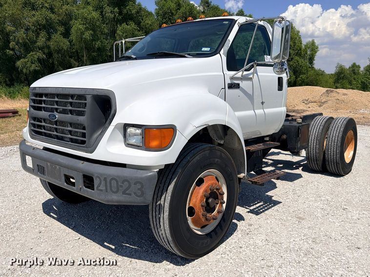image for item DU1527 2002 Ford F750 truck cab and chassis