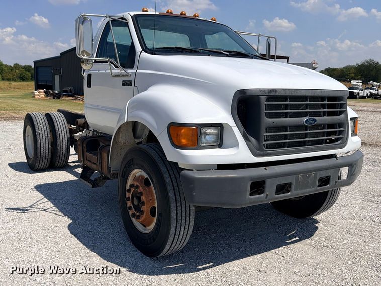 image for item DU1527 2002 Ford F750 truck cab and chassis