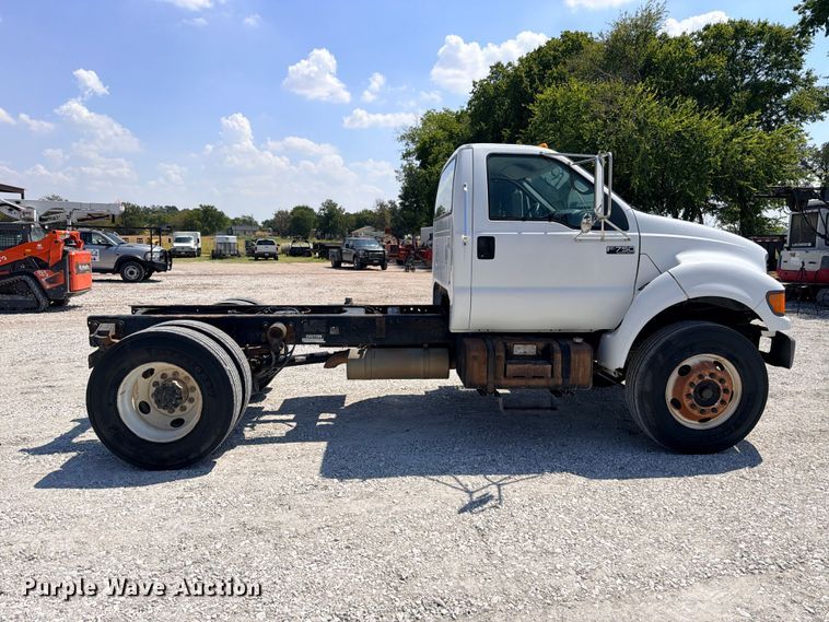 image for item DU1527 2002 Ford F750 truck cab and chassis