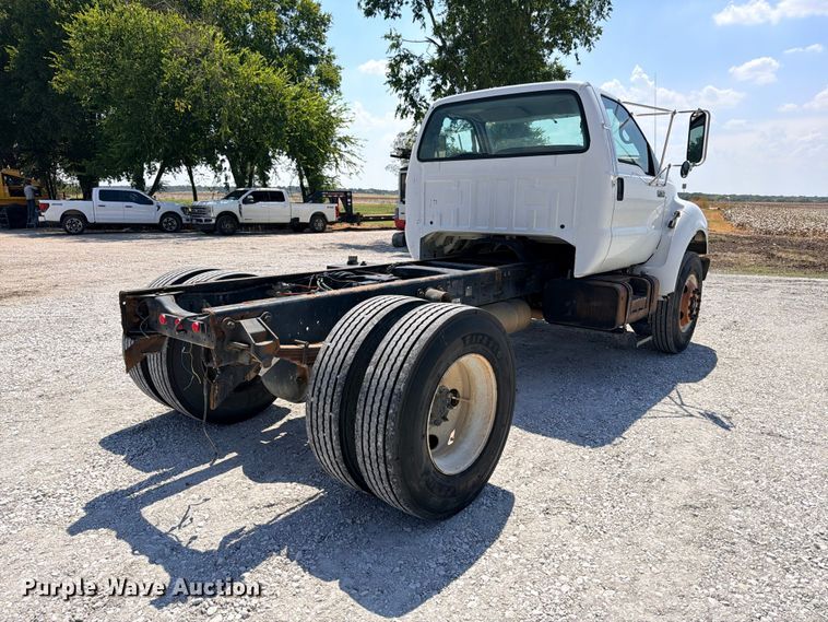 image for item DU1527 2002 Ford F750 truck cab and chassis