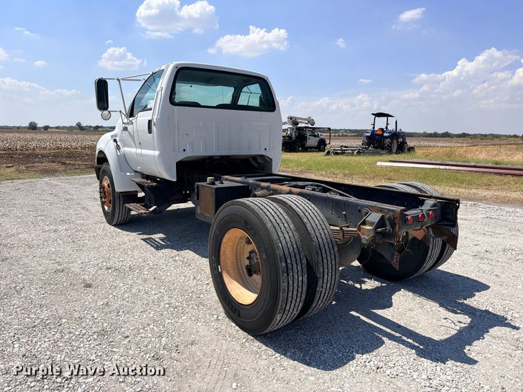 image for item DU1527 2002 Ford F750 truck cab and chassis