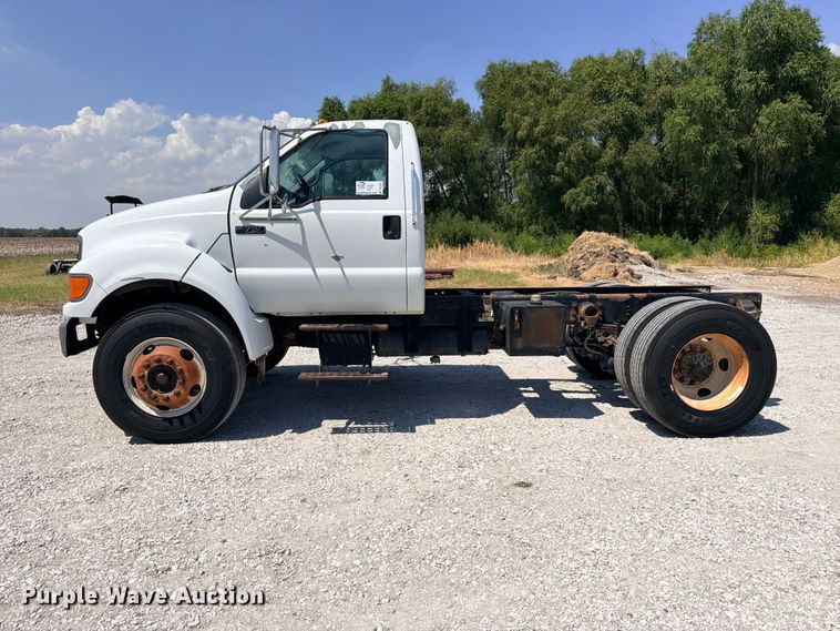 image for item DU1527 2002 Ford F750 truck cab and chassis