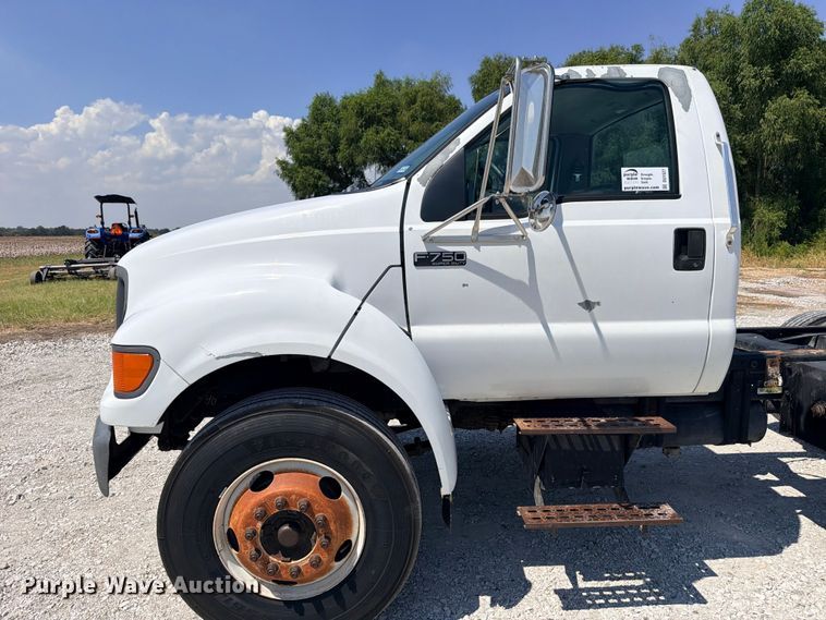 image for item DU1527 2002 Ford F750 truck cab and chassis