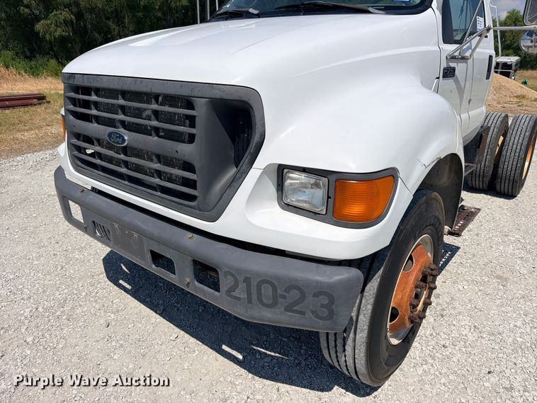 image for item DU1527 2002 Ford F750 truck cab and chassis