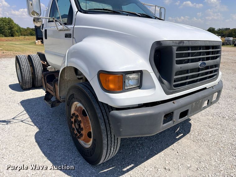 image for item DU1527 2002 Ford F750 truck cab and chassis