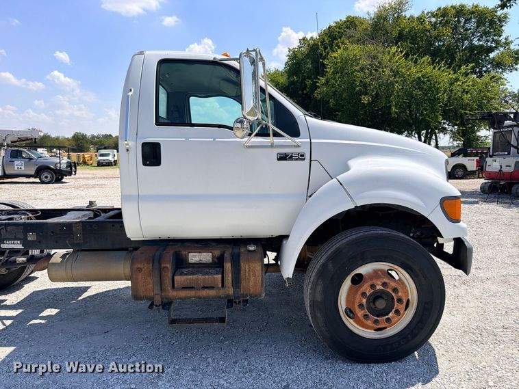 image for item DU1527 2002 Ford F750 truck cab and chassis