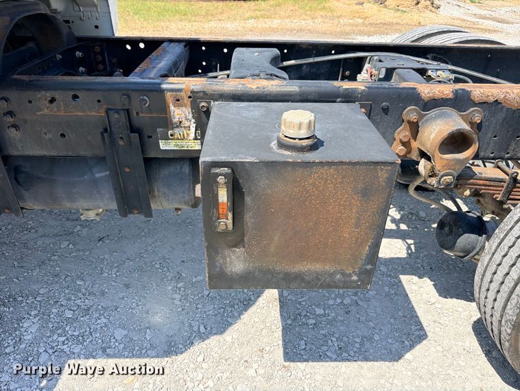 image for item DU1527 2002 Ford F750 truck cab and chassis