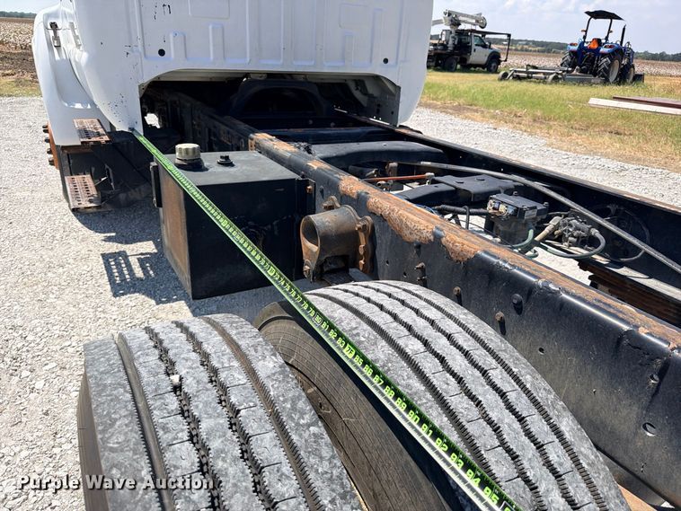image for item DU1527 2002 Ford F750 truck cab and chassis