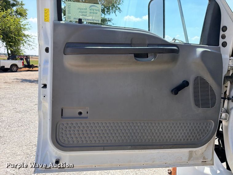 image for item DU1527 2002 Ford F750 truck cab and chassis