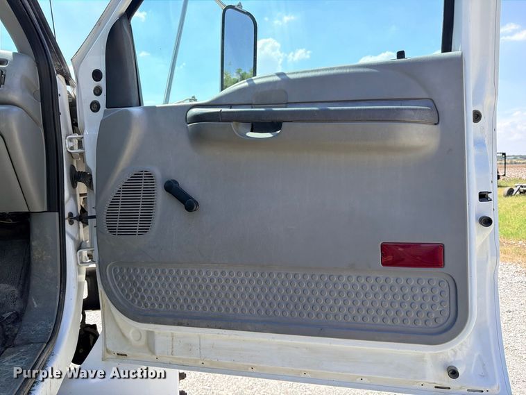 image for item DU1527 2002 Ford F750 truck cab and chassis