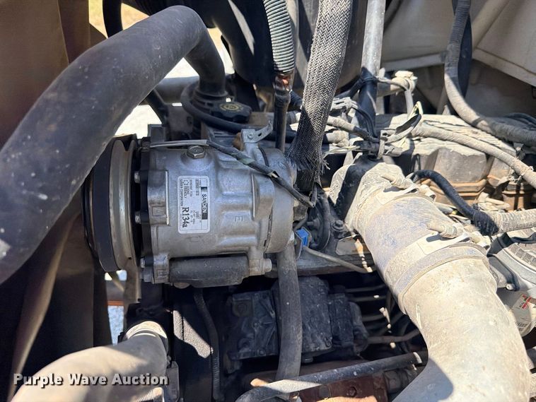 image for item DU1527 2002 Ford F750 truck cab and chassis
