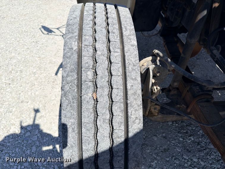 image for item DU1527 2002 Ford F750 truck cab and chassis