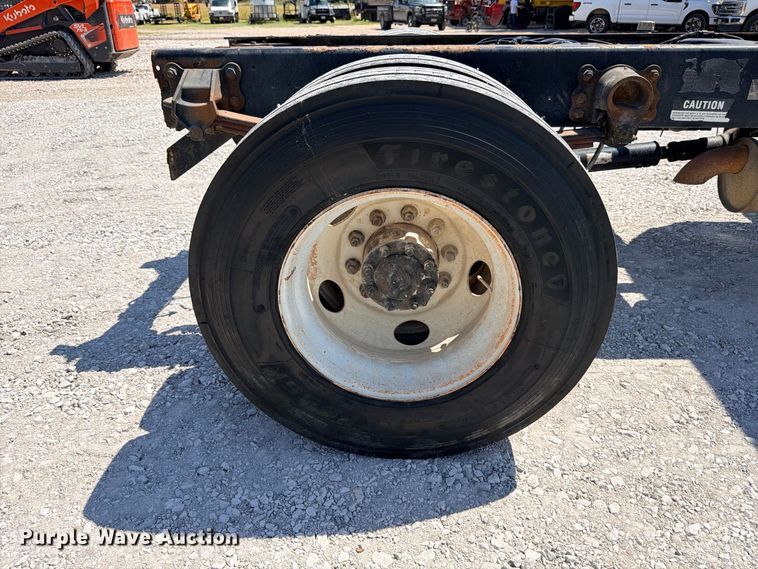 image for item DU1527 2002 Ford F750 truck cab and chassis