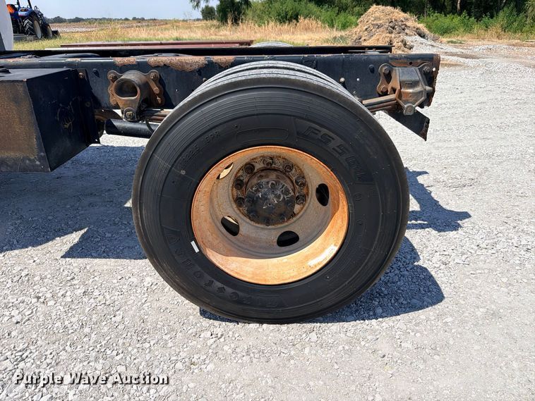 image for item DU1527 2002 Ford F750 truck cab and chassis